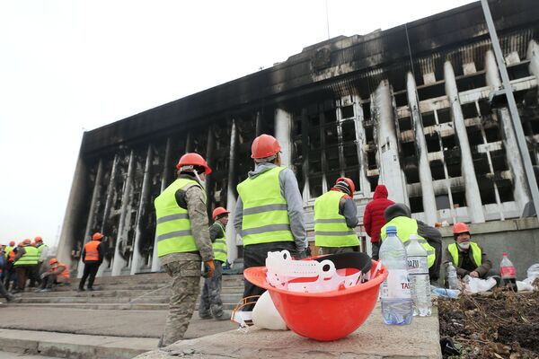البدء في أعمال الترميم في مبنى رئيس البلدية أكيمات الذي دمرته النيران في ألماتي، كازاخستان 13 يناير 2021 - سبوتنيك عربي