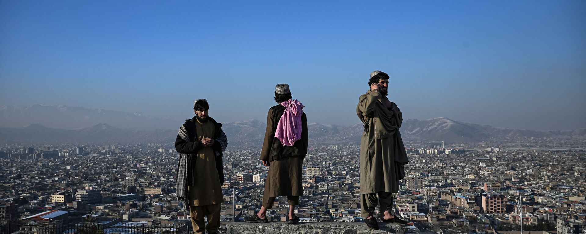عناصر من حركة طالبان يقفون فوق قاعدة تطل على مدينة كابول عند تلة الوزير أكبر خان في كابول، أفغانستان 10 يناير 2022. - سبوتنيك عربي, 1920, 05.09.2022