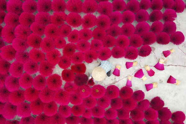 تُظهر هذه الصورة الجوية التي التقطت في 12 يناير 2022 عاملاً يجمع أعواد البخور المجففة في فناء في قرية كوانج فو كاو على مشارف هانوي، قبل احتفالات رأس السنة القمرية، المعروفة في فيتنام باسم تيت. - سبوتنيك عربي