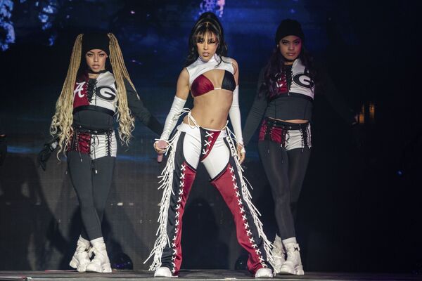 تقدم المغنية دوجا كات أداءً بمناسبة افتتاح بطولة كرة القدم الأمريكية College Football National Championship AT&T Playoff Playlist Live! سلسلة حفلات في ميدان النصب، إنديانابوليس 8 يناير 2022 . - سبوتنيك عربي