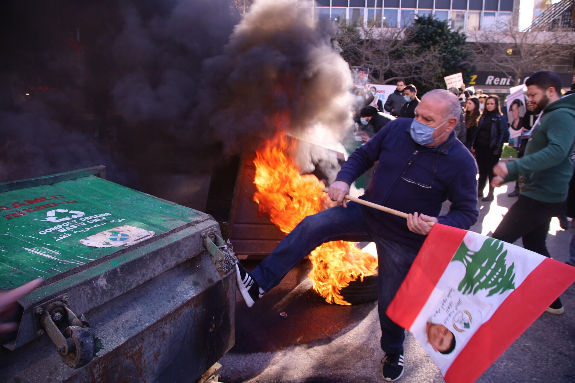 أهالي ضحايا انفجار مرفأ بيروت أغلقوا قصر العدل دعما لقاضي التحقيق - سبوتنيك عربي, 1920, 17.01.2022