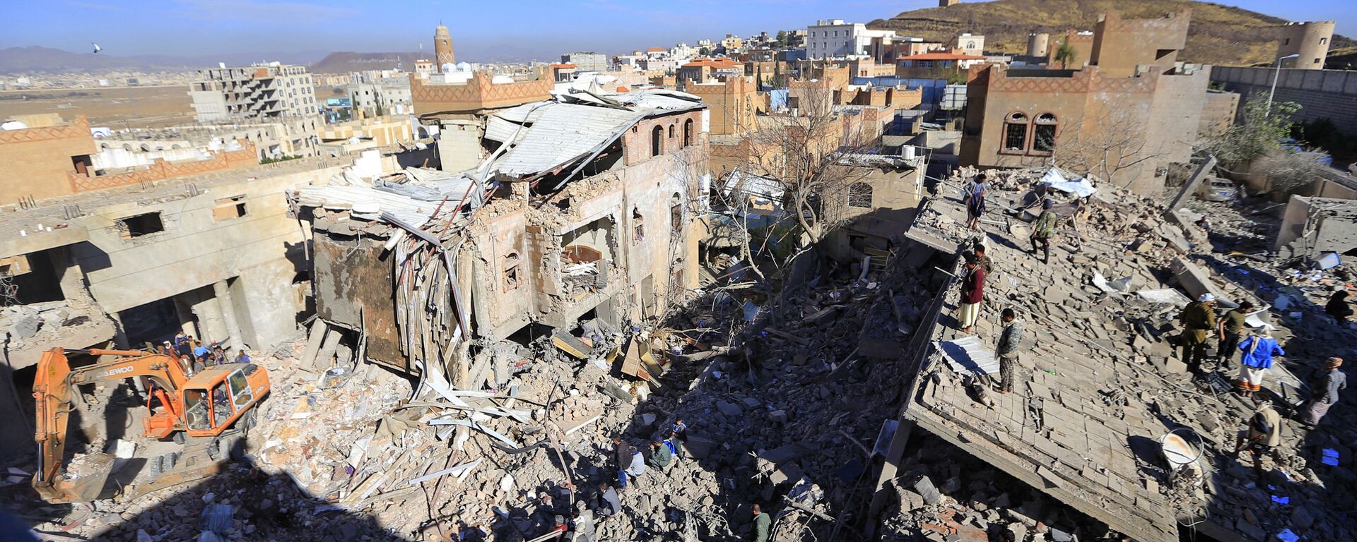 آثار الغارات الجوية الليلية  لقوات التحالف العربي على مدينة صنعاء، اليمن 18 يناير 2022 - سبوتنيك عربي, 1920, 10.09.2022