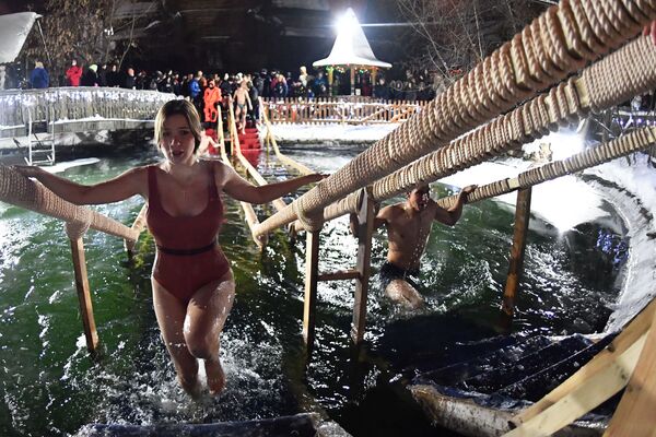 يشارك المسيحيون في مراسم عيد الغطاس على أراضي حديقة إزمايلوفسكي في موسكو، روسيا 18 يناير 2022 - سبوتنيك عربي