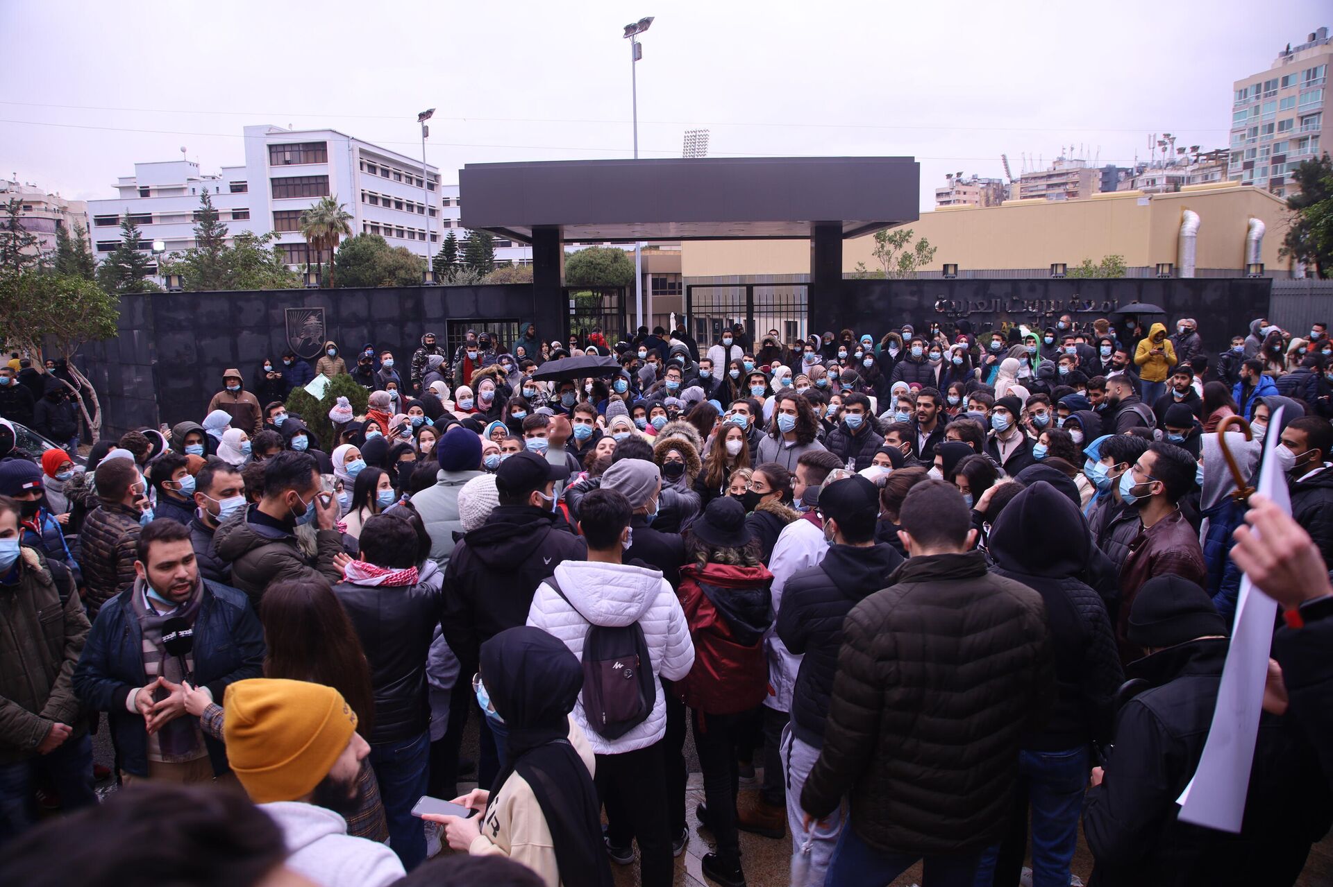 تظاهرة لطلاب جامعة بيروت العربية اعتراضا على القرار الإداري الذي يقضي برفع الأقساط بنسبة تصل إلى ضعف وثلاثة أضعاف، بالإضافة إلى استيفاء رسوم تشغيلية تتراوح ما بين 300 و600 دولار أمريكي، لبنان - سبوتنيك عربي, 1920, 24.01.2022