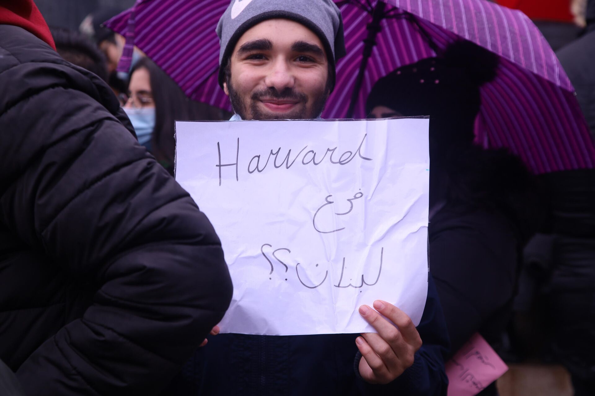 تظاهرة لطلاب جامعة بيروت العربية اعتراضا على القرار الإداري الذي يقضي برفع الأقساط بنسبة تصل إلى ضعف وثلاثة أضعاف، بالإضافة إلى استيفاء رسوم تشغيلية تتراوح ما بين 300 و600 دولار أمريكي، لبنان - سبوتنيك عربي, 1920, 24.01.2022