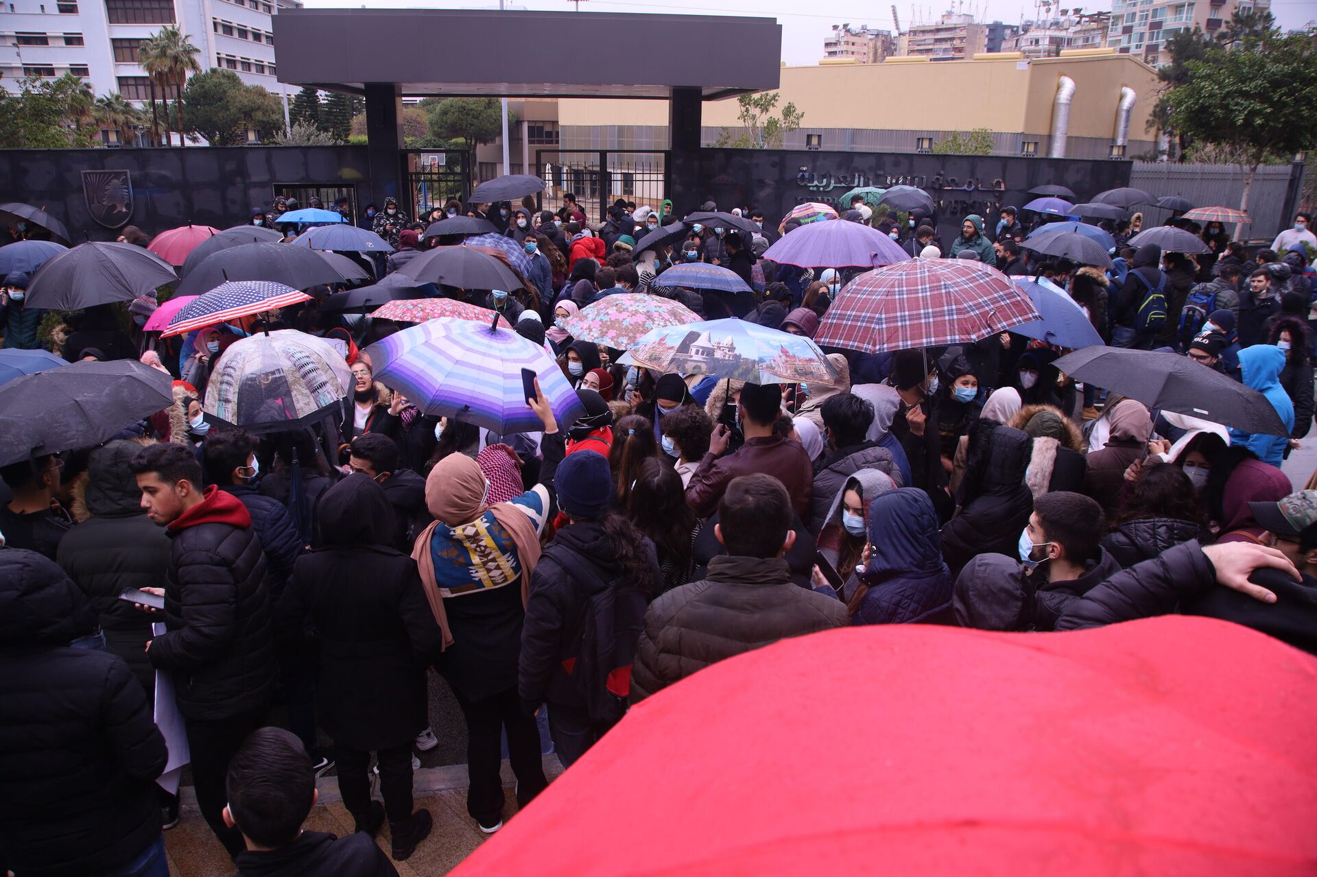 تظاهرة لطلاب جامعة بيروت العربية اعتراضا على القرار الإداري الذي يقضي برفع الأقساط بنسبة تصل إلى ضعف وثلاثة أضعاف، بالإضافة إلى استيفاء رسوم تشغيلية تتراوح ما بين 300 و600 دولار أمريكي، لبنان - سبوتنيك عربي, 1920, 24.01.2022