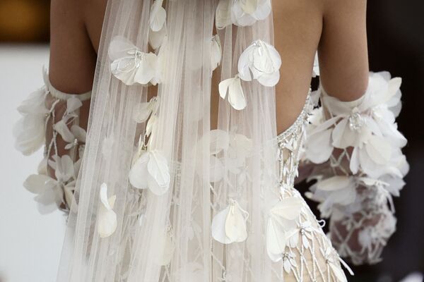 عارضة أزياء تقدم فستانا من المصمم اللبناني إيلي صعب خلال عرض أزياء مجموعة "هوت كوتور لربيع/ صيف 2022" في باريس ، فرنسا 26 يناير 2022. - سبوتنيك عربي