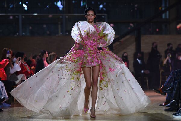 عارضة أزياء تقدم فستانا من المصمم اللبناني إيلي صعب خلال عرض أزياء مجموعة "هوت كوتور لربيع/ صيف 2022" في باريس ، فرنسا 26 يناير 2022. - سبوتنيك عربي