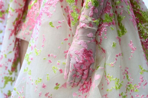 عارضة أزياء تقدم فستانا من المصمم اللبناني إيلي صعب خلال عرض أزياء مجموعة "هوت كوتور لربيع/ صيف 2022" في باريس ، فرنسا 26 يناير 2022. - سبوتنيك عربي