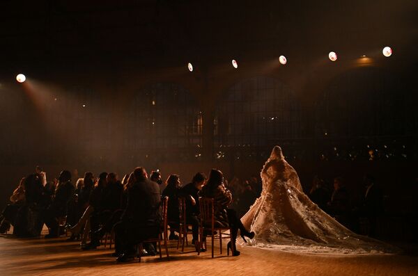 عارضة أزياء تقدم فستانا من المصمم اللبناني إيلي صعب خلال عرض أزياء مجموعة "هوت كوتور لربيع/ صيف 2022" في باريس ، فرنسا 26 يناير 2022. - سبوتنيك عربي