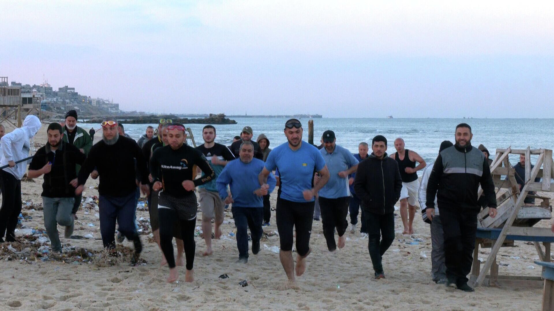 ممارسة رياضة السباحة في فصل الشتاء، غزة، قطاع عزة، فلسطين 28 يناير 2022. - سبوتنيك عربي, 1920, 28.01.2022