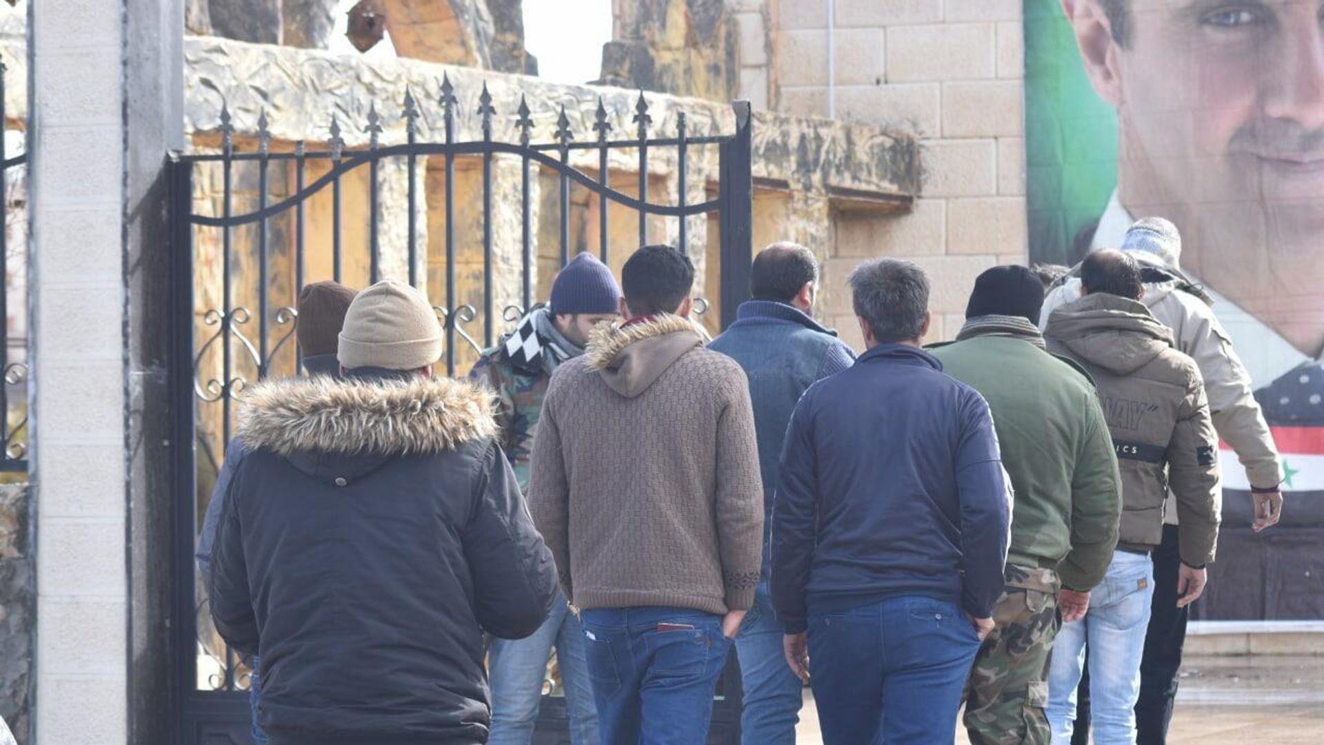 مسلحون سابقون يسلمون أنفسهم للجيش السوري في محافظة درعا مسلحون سابقون يسلمون أنفسهم للجيش السوري في محافظة درعا - سبوتنيك عربي, 1920, 28.01.2022