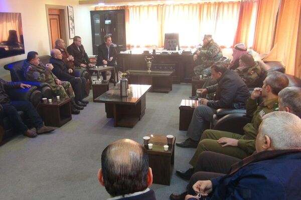 اجتماع ضباط في الجيش السوري مع وجهاء أحياء من مدينة درعا  - سبوتنيك عربي