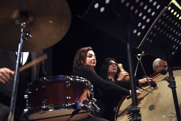 أعضاء الأوركسترا السيمفونية العراقية في حفل موسيقي خلال "ليالي بغداد الثقافية"، على المسرح الوطني العراقي في بغداد، العراق 29 يناير/كانون الثاني 2022. - سبوتنيك عربي