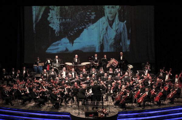 فرقة الأوركسترا السيمفونية الوطنية العراقية  يؤدون مقطوعات موسيقية من المسلسل التلفزيوني صراع العروش (Game of Thrones) في حفل موسيقي خلال ليالي بغداد الثقافية، على المسرح الوطني العراقي في بغداد، العراق 29 يناير 2022. - سبوتنيك عربي