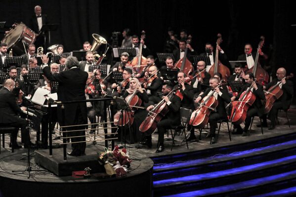 فرقة الأوركسترا السيمفونية الوطنية العراقية  تؤدي مقطوعات موسيقية في حفل موسيقي خلال ليالي بغداد الثقافية، على المسرح الوطني العراقي في بغداد، العراق 29 يناير 2022. - سبوتنيك عربي