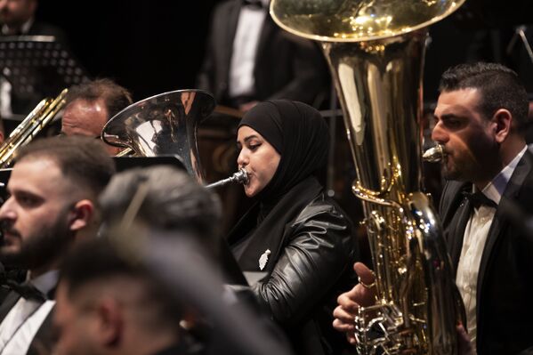 أعضاء الأوركسترا السيمفونية العراقية في حفل موسيقي خلال ليالي بغداد الثقافية، على المسرح الوطني العراقي في بغداد، العراق 29 يناير 2022. - سبوتنيك عربي