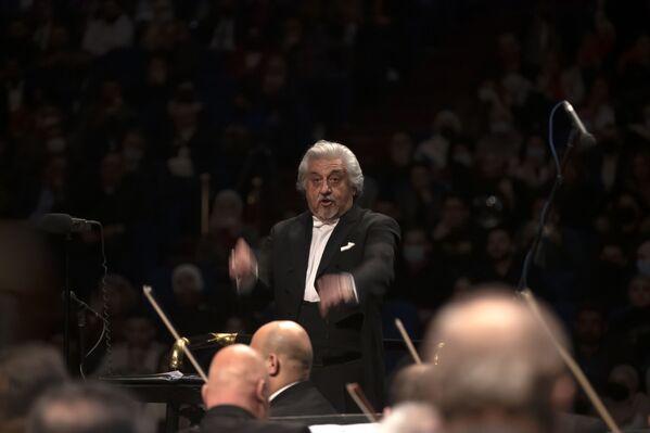 محمد أمين،  قائد فرقة الأوركسترا السيمفونية الوطنية العراقية في حفل موسيقي خلال ليالي بغداد الثقافية، على المسرح الوطني العراقي في بغداد، العراق 29 يناير 2022. - سبوتنيك عربي