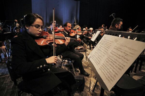 عازفو كمان من أعضاء الأوركسترا السيمفونية العراقية في حفل موسيقي خلال ليالي بغداد الثقافية، على المسرح الوطني العراقي في بغداد، العراق 29 يناير 2022. - سبوتنيك عربي