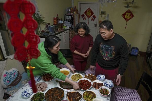 أطباق لم الشمل مع الأهل والأصدقاء خلال ليلة رأس السنة القمرية في بكين، الصين 31 يناير 2022. - سبوتنيك عربي