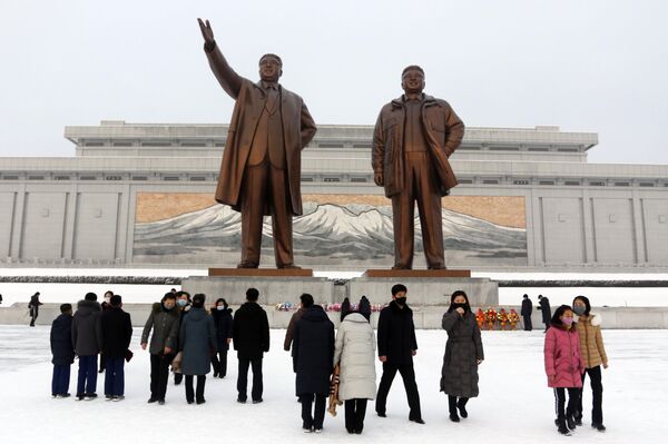 يزور الناس النصب التذكاري للقادة الكوريين الشماليين السابقين (كيم إيل سونغ، وكيم جونغ إيل في مانسو هيل في بيونغ يانغ)، بمناسبة عطلة رأس السنة القمرية الجديدة، كوريا الشمالية 1 فبراير 2022. - سبوتنيك عربي