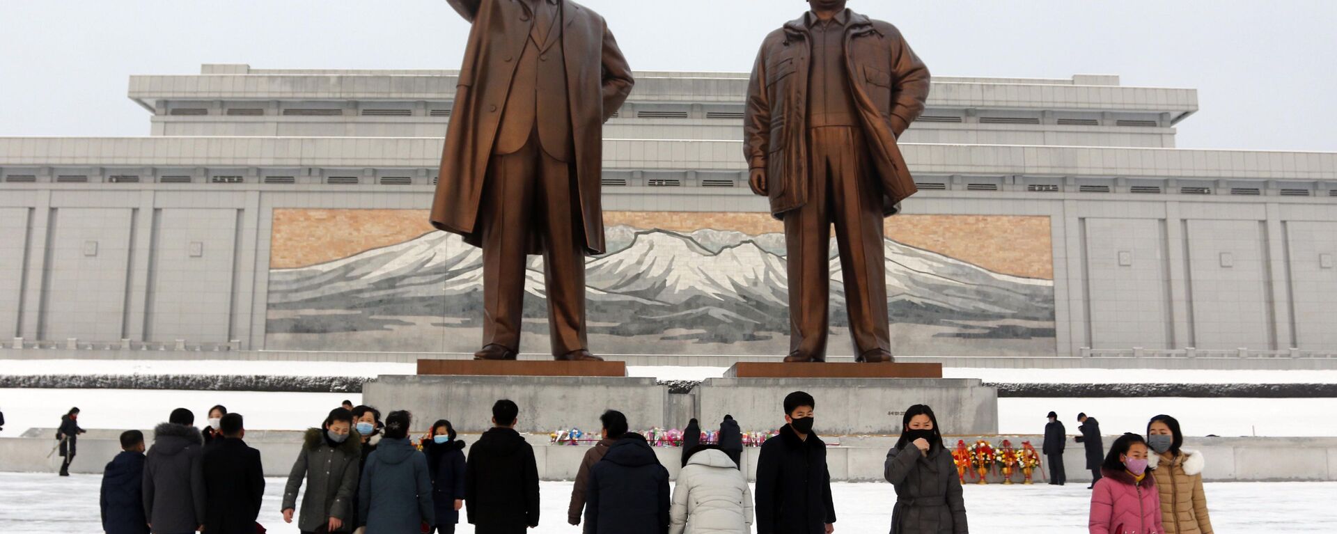 يزور الناس النصب التذكاري للقادة الكوريين الشماليين السابقين (كيم إيل سونغ، وكيم جونغ إيل في مانسو هيل في بيونغ يانغ)، بمناسبة عطلة رأس السنة القمرية الجديدة، كوريا الشمالية 1 فبراير 2022. - سبوتنيك عربي, 1920, 09.02.2022