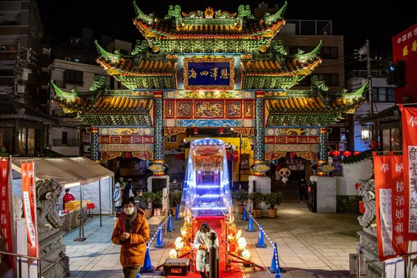 يُظهر هذا المنظر العام ميكوشي، وهو عبارة عن لوحة دينية محمولة في معبد ما تشو مياو عشية رأس السنة القمرية الجديدة للنمر في منطقة الحي الصيني في يوكوهاما، اليابان 31 يناير 2022. - سبوتنيك عربي