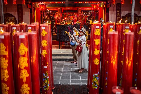 أشخاص يصلون عشية رأس السنة القمرية الجديدة في بوجور، جاوة الغربية، 31 يناير 2022 - سبوتنيك عربي