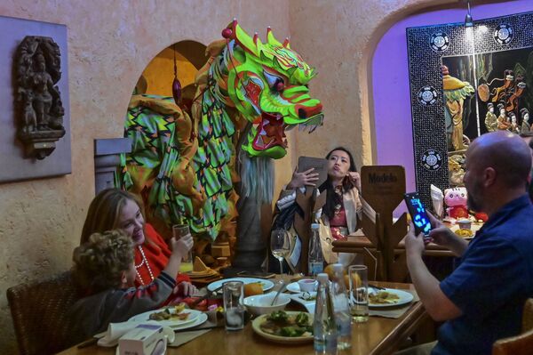 يؤدي أفراد الجالية الصينية في المكسيك رقصة التنين الصينية التقليدية في مطعم صيني في مكسيكو سيتي، قبل حلول العام القمري الجديد في الأول من فبراير، والذي يمثل بداية عام النمر، 31 يناير 2022 - سبوتنيك عربي
