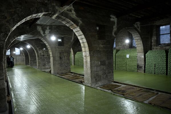 عمال سوريون يقطعون صابون الغار في مصنع الجبيلي للصابون، الواقع في مدينة حلب القديمة شمال سوريا، 24 يناير 2022. - سبوتنيك عربي