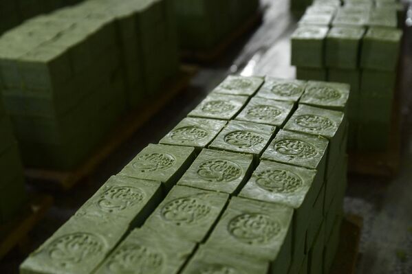 مجموعة من صابون الغار الجاهزة للبيع في مصنع الجبيلي للصابون، الواقع في مدينة حلب القديمة شمال سوريا، 24 يناير 2022. - سبوتنيك عربي