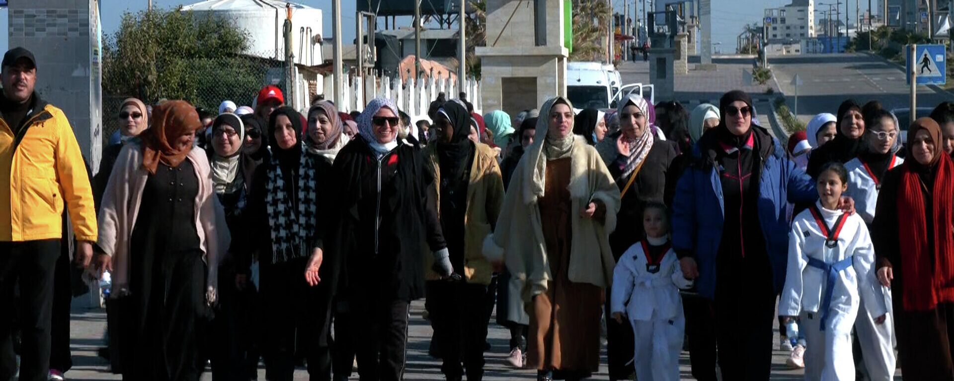 مئات النساء يشاركن في رياضة المشي للتوعية بالرياضة النسائية في مدينة غزة، قطاع غزة، فلسطين - سبوتنيك عربي, 1920, 03.02.2022