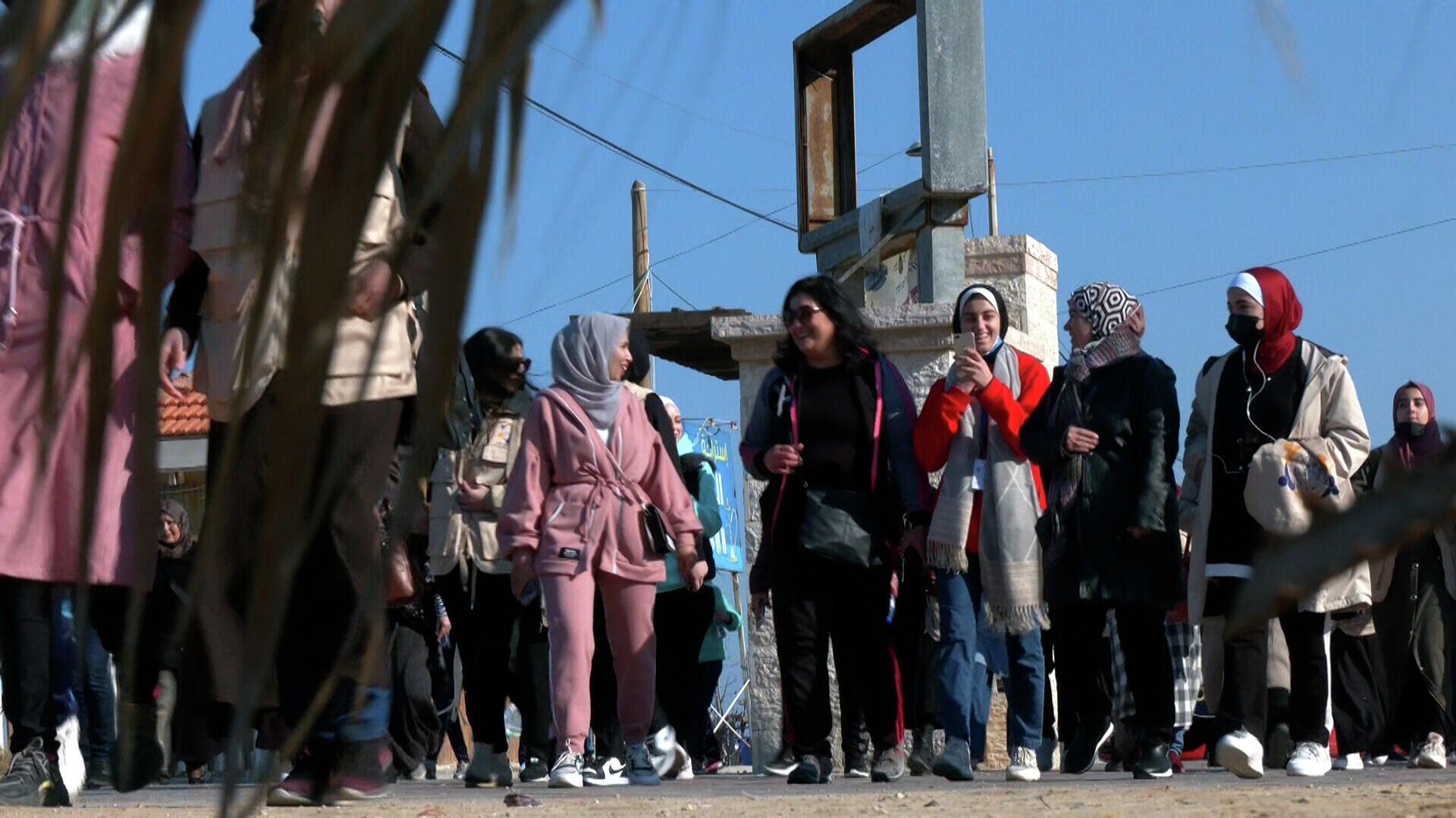 مئات النساء يشاركن في رياضة المشي للتوعية بالرياضة النسائية في مدينة غزة، قطاع غزة، فلسطين - سبوتنيك عربي, 1920, 03.02.2022