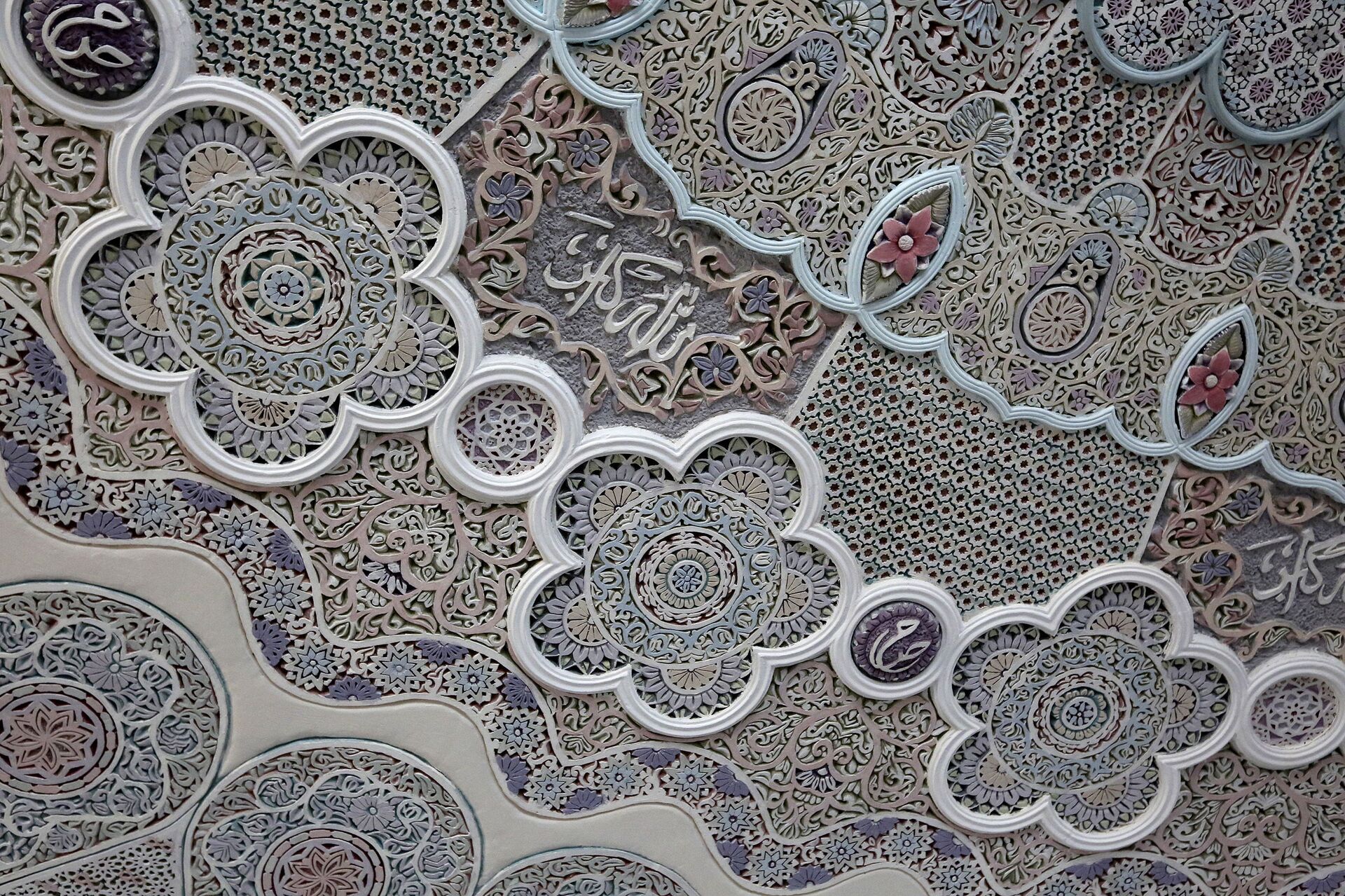 صورة تظهر نقشاً باللغة العربية كتب عليه الله أكبر في أحد مجمعات قصر الرئيس العراقي السابق صدام حسين بالقرب من مطار بغداد الدولي، العراق 12 يناير 2022. - سبوتنيك عربي, 1920, 03.02.2022