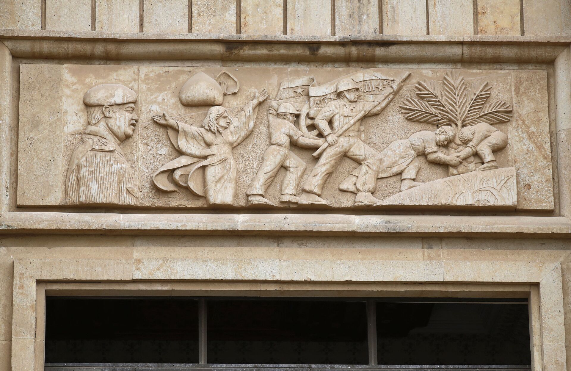 صورة تظهر صورة للرئيس العراقي السابق صدام حسين في أحد قصوره في منتجع بابل السياحي بمحافظة بابل وسط العراق، 17 يناير 2022. - سبوتنيك عربي, 1920, 03.02.2022