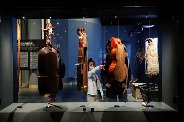 الزوار في معرض في دار الموسيقى في بودابست، المجر، 23 يناير 2022 - سبوتنيك عربي