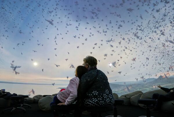 يستكشف الزوار القبة الصوتية في دار الموسيقى في بودابست، المجر، 23 يناير 2022 - سبوتنيك عربي