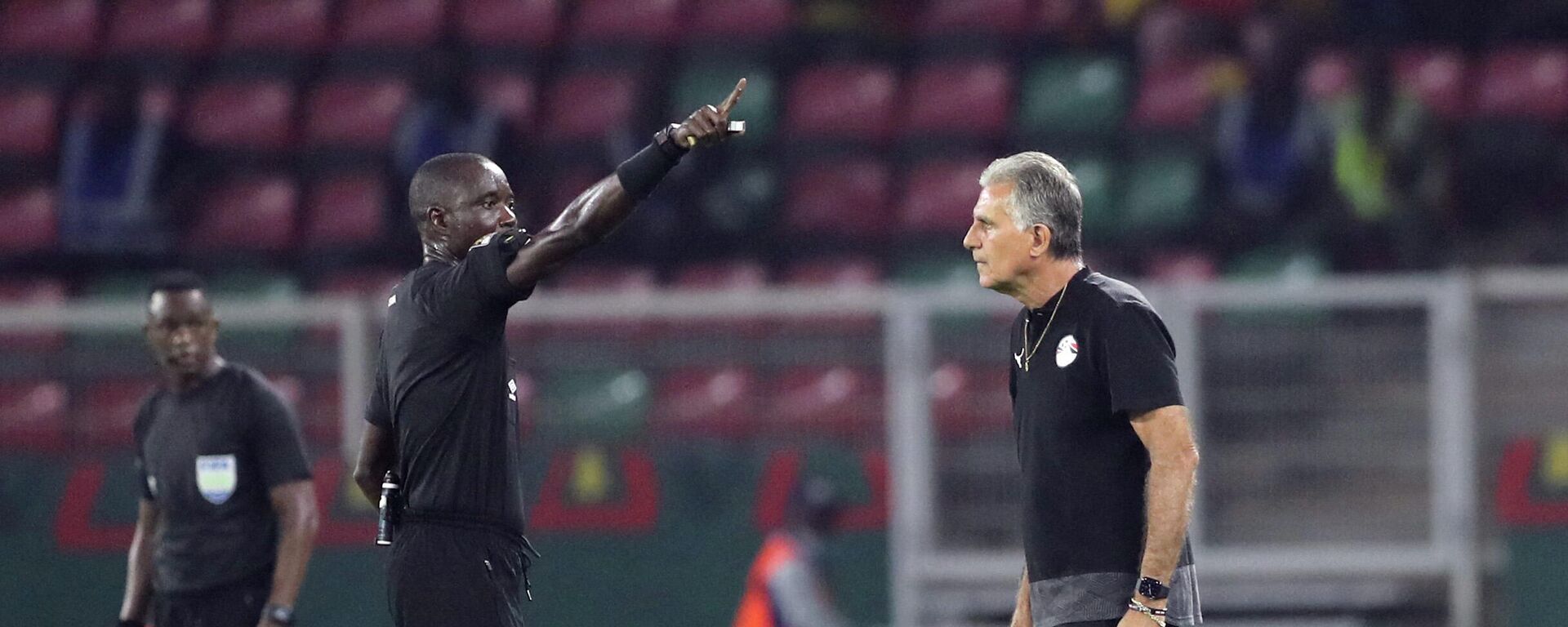 البرتغالي كارلوس كيروش مدرب المنتخب المصري، مع الحكم الغامبي باكاري جاساما حكم لقاء مباراة مصر والكاميرون في نصف نهائي بطولة الأمم الأفريقية 2021 - سبوتنيك عربي, 1920, 04.02.2022