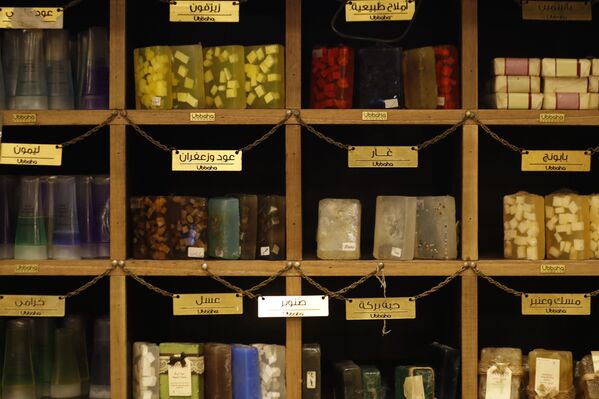 صابون يدوي الصنع للبيع معروض في حمام عام في دمشق، سوريا، 22 يناير 2022. - سبوتنيك عربي
