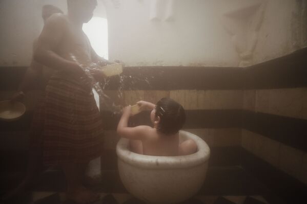 زوار الحمام العام في دمشق، سوريا، 27  يناير 2022. - سبوتنيك عربي