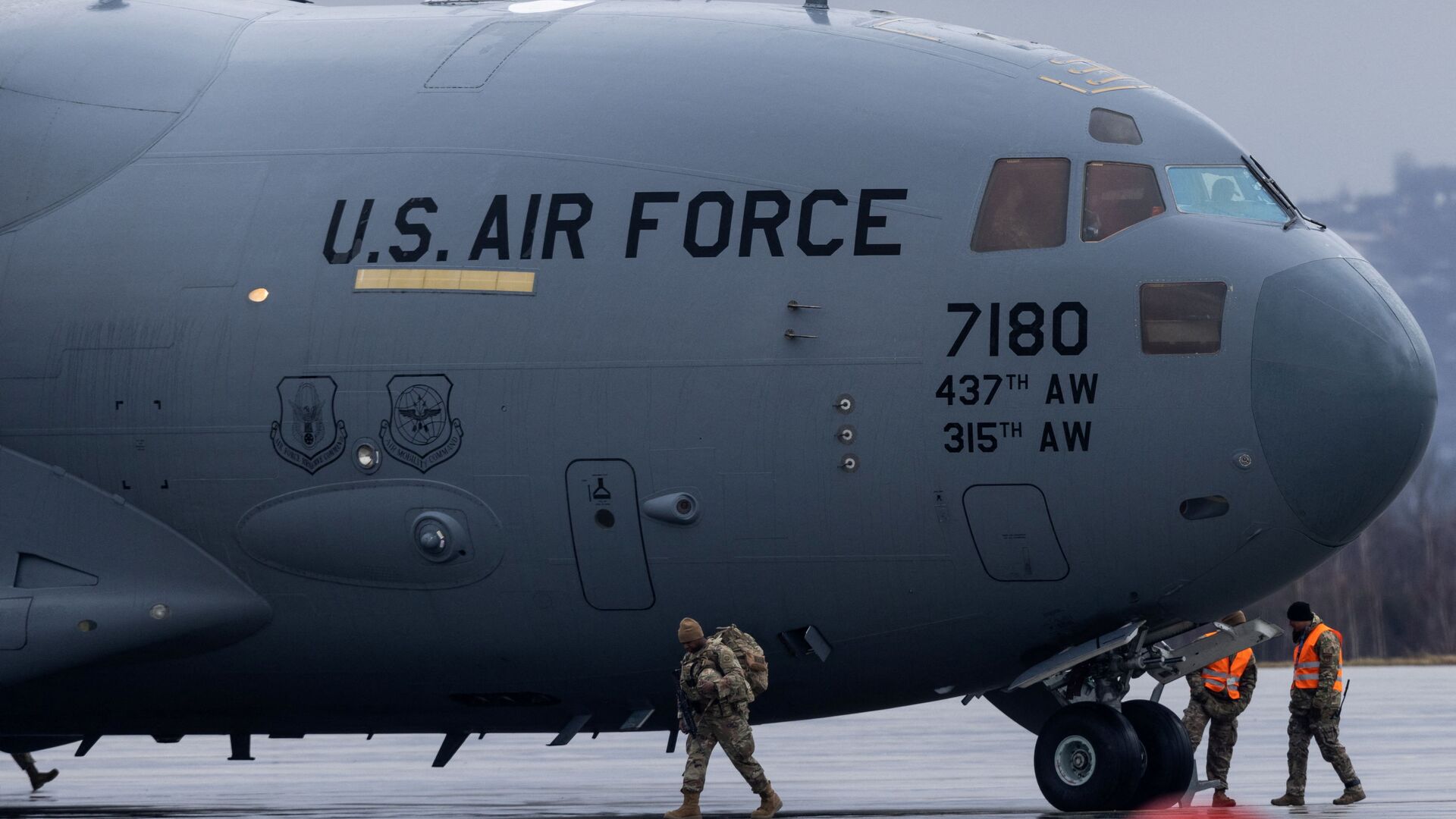 قوات الجيش الأمريكي والمعدات العسكرية الأمريكية (الأسلحة الأمريكية) تصل بولندا، 7 فبراير 2022 قوات الجيش الأمريكي والمعدات العسكرية الأمريكية (الأسلحة الأمريكية) تصل بولندا، 7 فبراير 2022 - سبوتنيك عربي, 1920, 08.02.2022