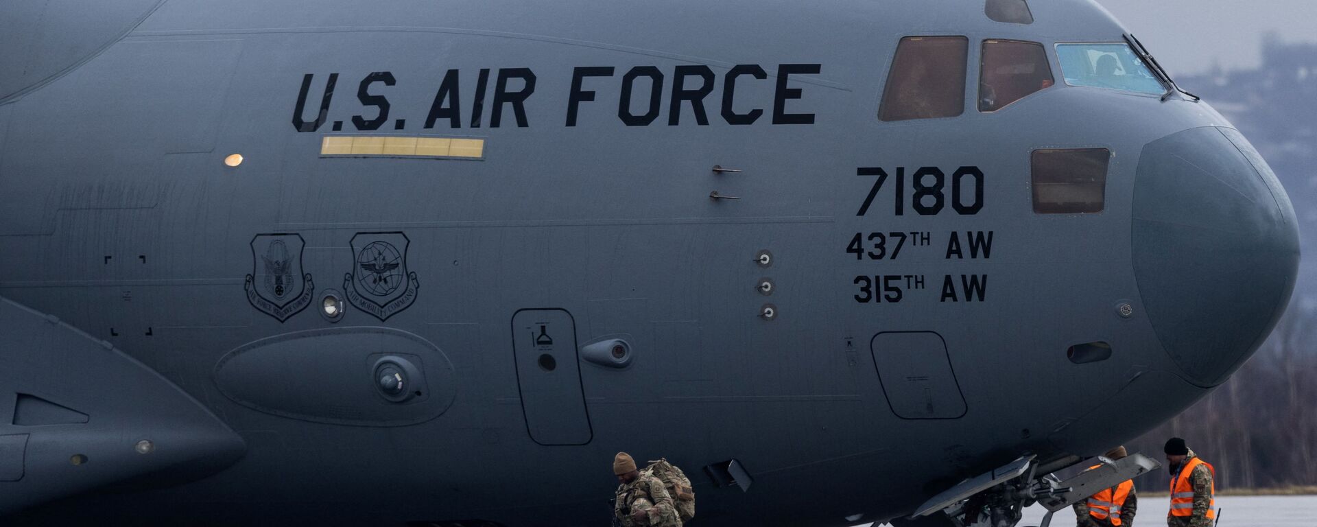 قوات الجيش الأمريكي والمعدات العسكرية الأمريكية (الأسلحة الأمريكية) تصل بولندا، 7 فبراير  2022 - سبوتنيك عربي, 1920, 08.02.2022