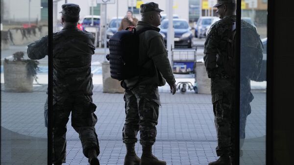 قوات الجيش الأمريكي والمعدات العسكرية الأمريكية (الأسلحة الأمريكية) تصل بولندا، 7 فبراير  2022 - سبوتنيك عربي
