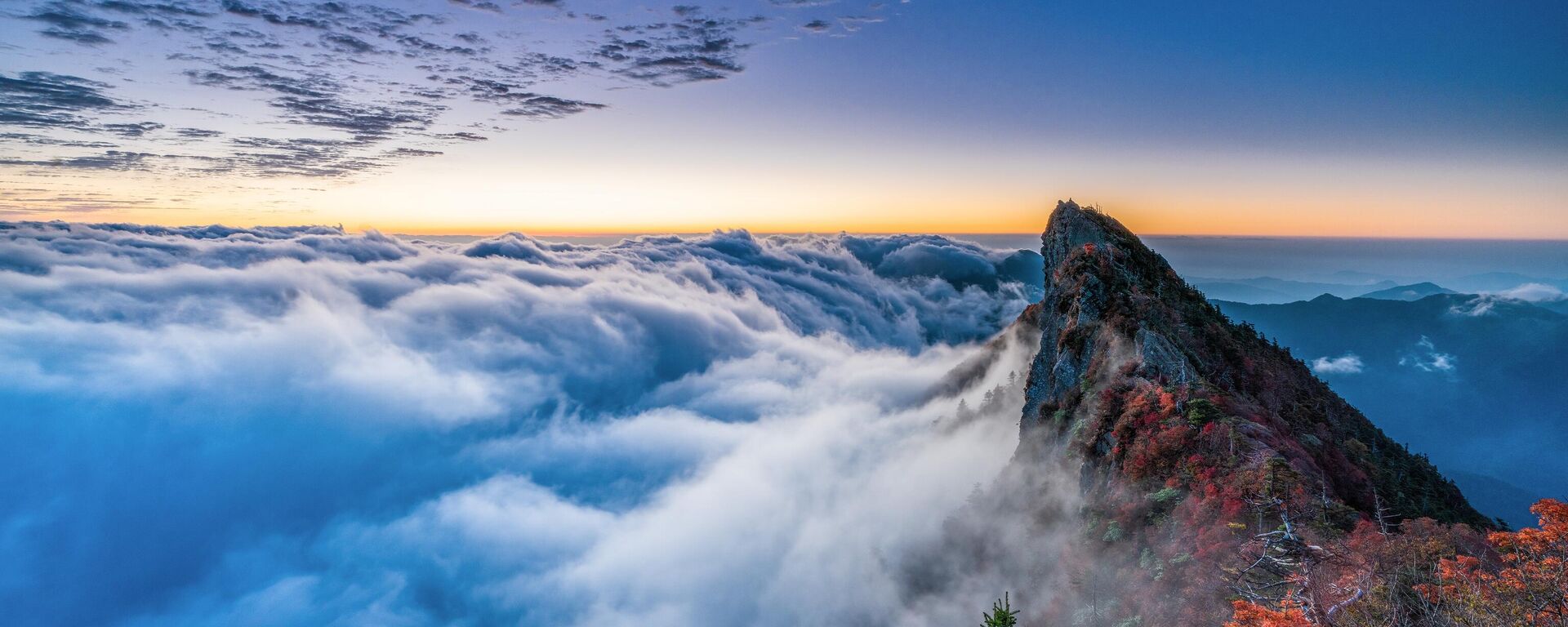 مشهد طبيعي ساحر لجبل في الغيم بأحدى مناطق اليابان  - سبوتنيك عربي, 1920, 16.03.2022