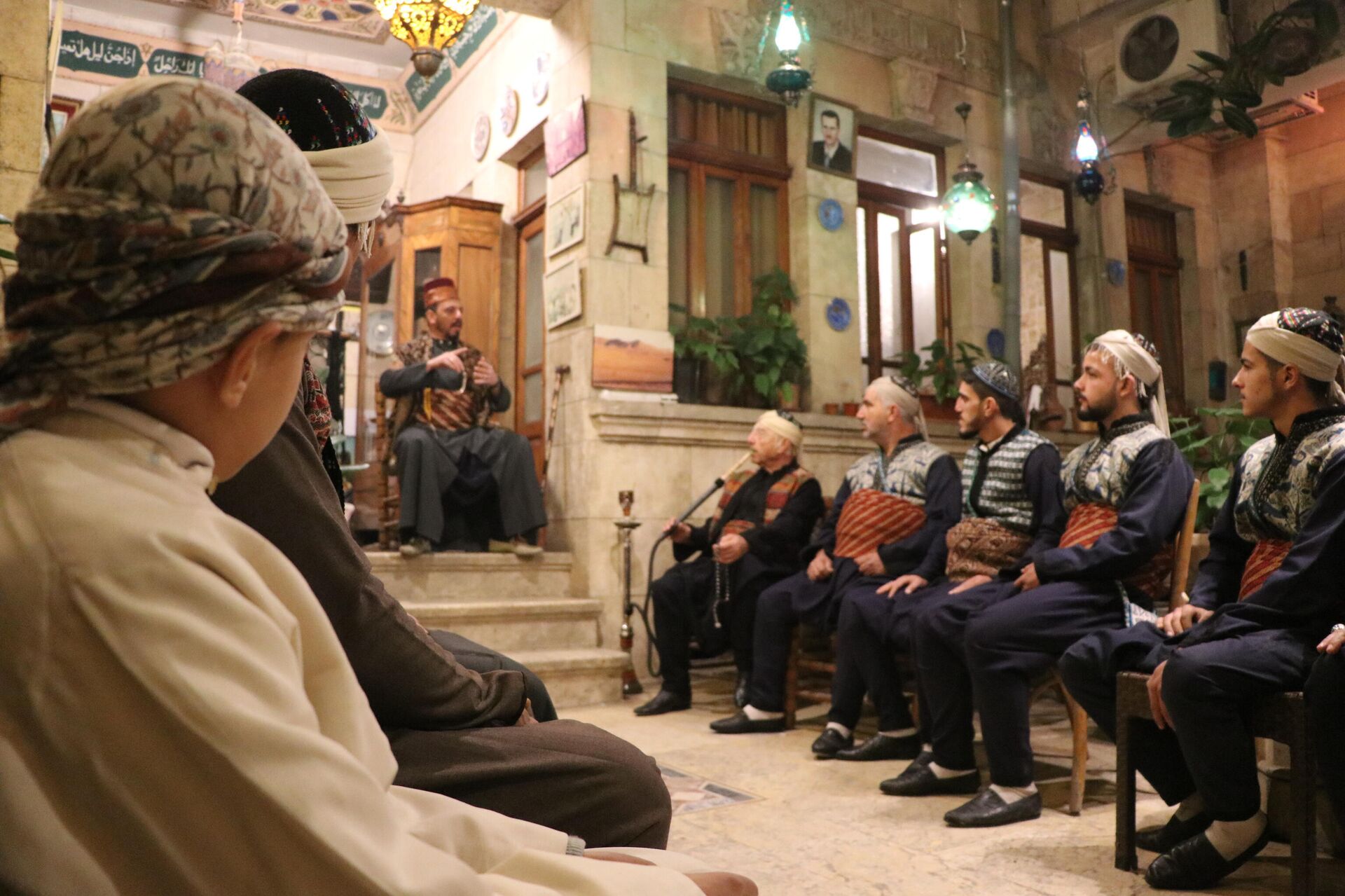 العكيد الحكواتي، غزوان بوسطه جي، في حي الجلوم في مدينة حلب القديمة، سوريا العكيد الحكواتي، غزوان بوسطه جي، في حي الجلوم في مدينة حلب القديمة، سوريا - سبوتنيك عربي, 1920, 08.02.2022