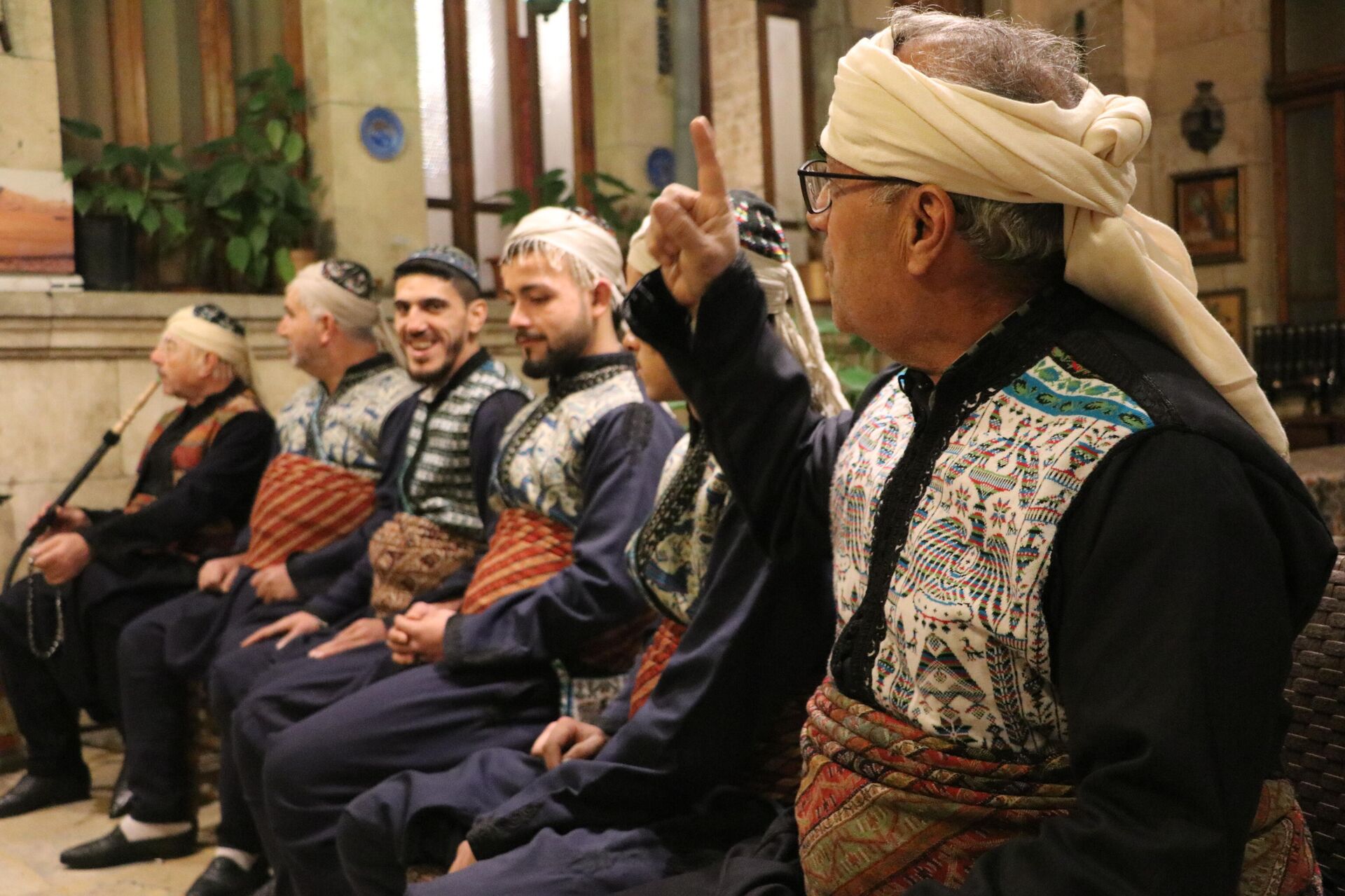 العكيد الحكواتي، غزوان بوسطه جي، في حي الجلوم في مدينة حلب القديمة، سوريا العكيد الحكواتي، غزوان بوسطه جي، في حي الجلوم في مدينة حلب القديمة، سوريا - سبوتنيك عربي, 1920, 08.02.2022