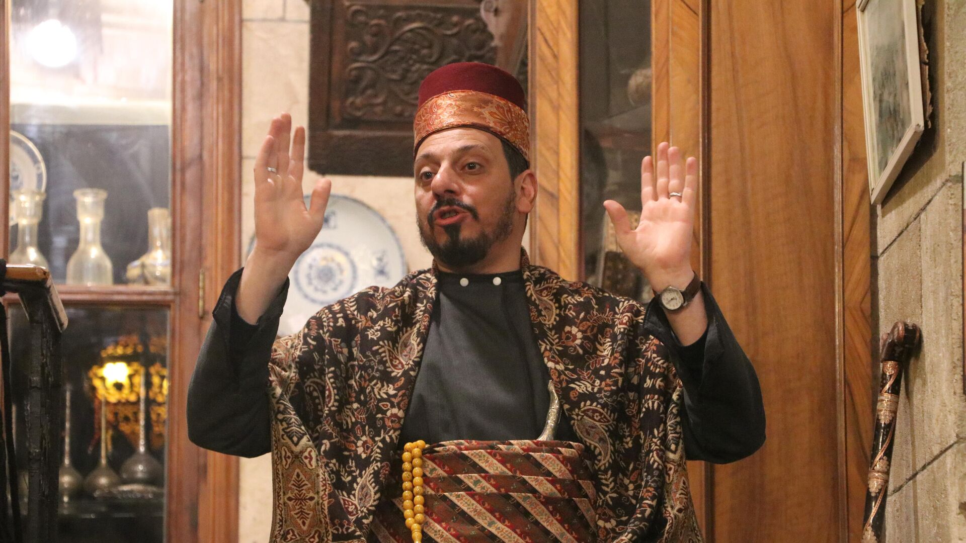 العكيد الحكواتي، غزوان بوسطه جي، في حي الجلوم في مدينة حلب القديمة، سوريا العكيد الحكواتي، غزوان بوسطه جي، في حي الجلوم في مدينة حلب القديمة، سوريا - سبوتنيك عربي, 1920, 08.02.2022