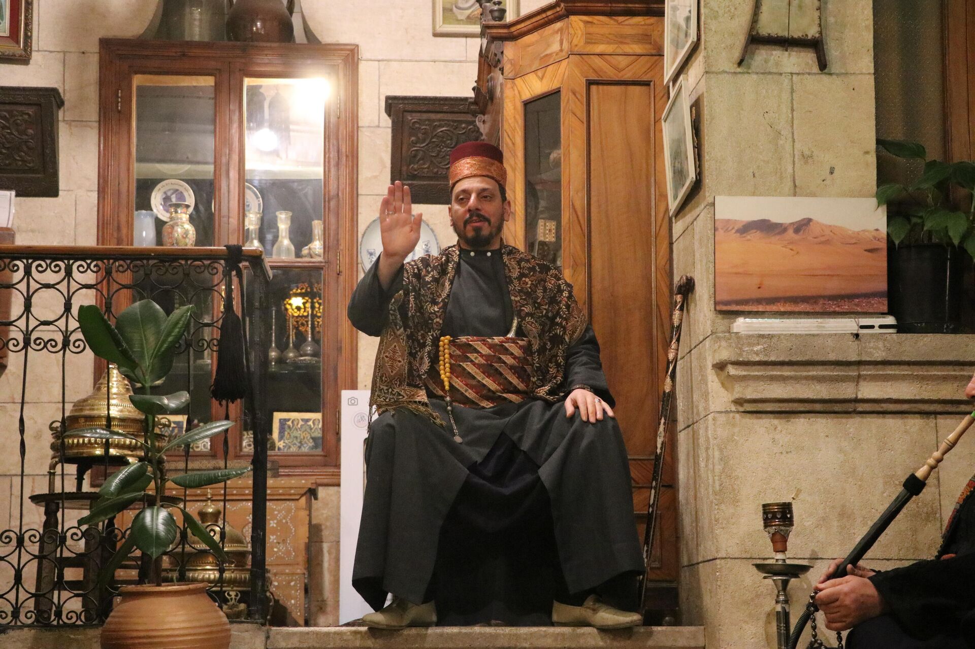 العكيد الحكواتي، غزوان بوسطه جي، في حي الجلوم في مدينة حلب القديمة، سوريا العكيد الحكواتي، غزوان بوسطه جي، في حي الجلوم في مدينة حلب القديمة، سوريا - سبوتنيك عربي, 1920, 08.02.2022