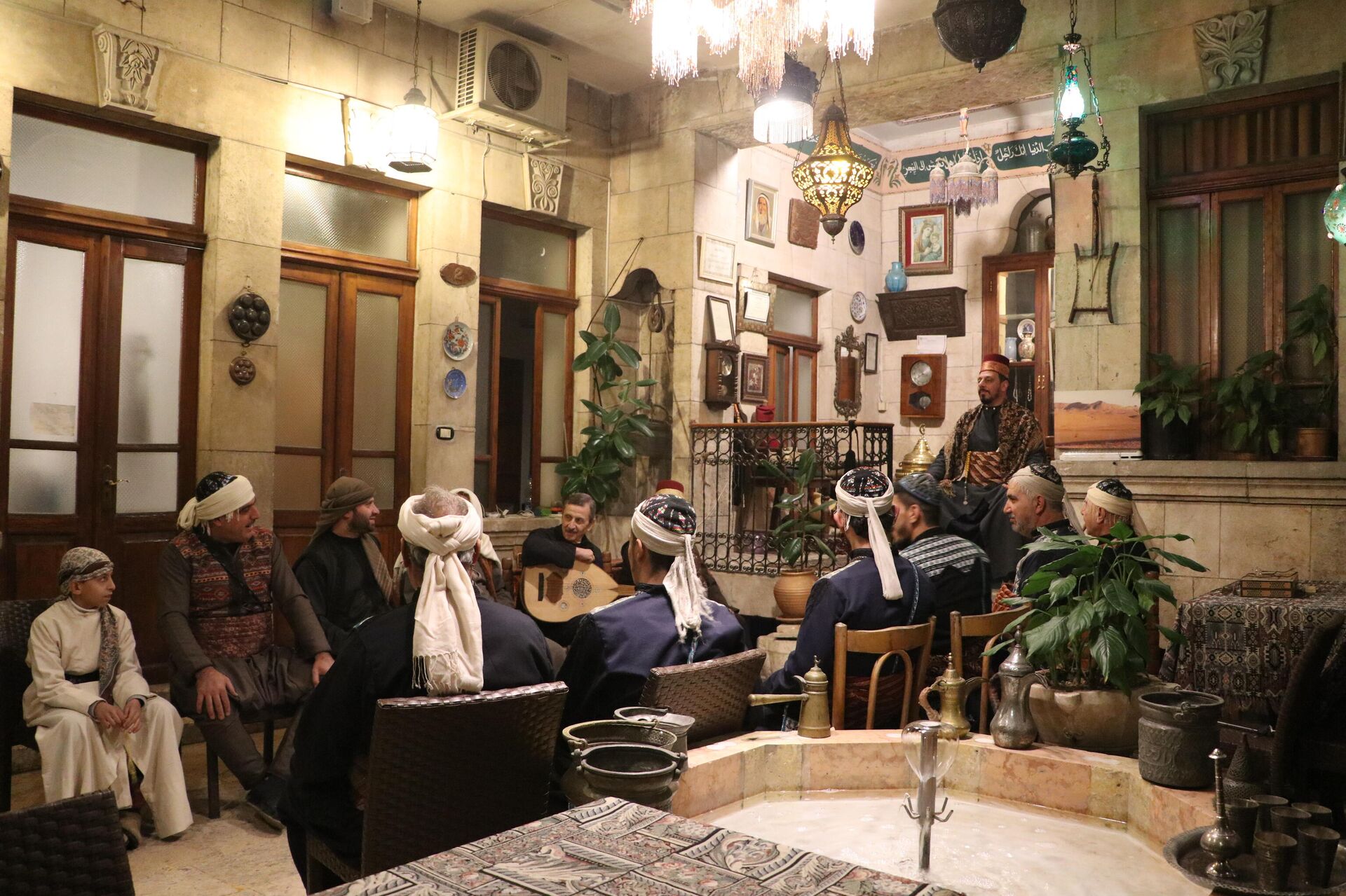 العكيد الحكواتي، غزوان بوسطه جي، في حي الجلوم في مدينة حلب القديمة، سوريا العكيد الحكواتي، غزوان بوسطه جي، في حي الجلوم في مدينة حلب القديمة، سوريا - سبوتنيك عربي, 1920, 08.02.2022