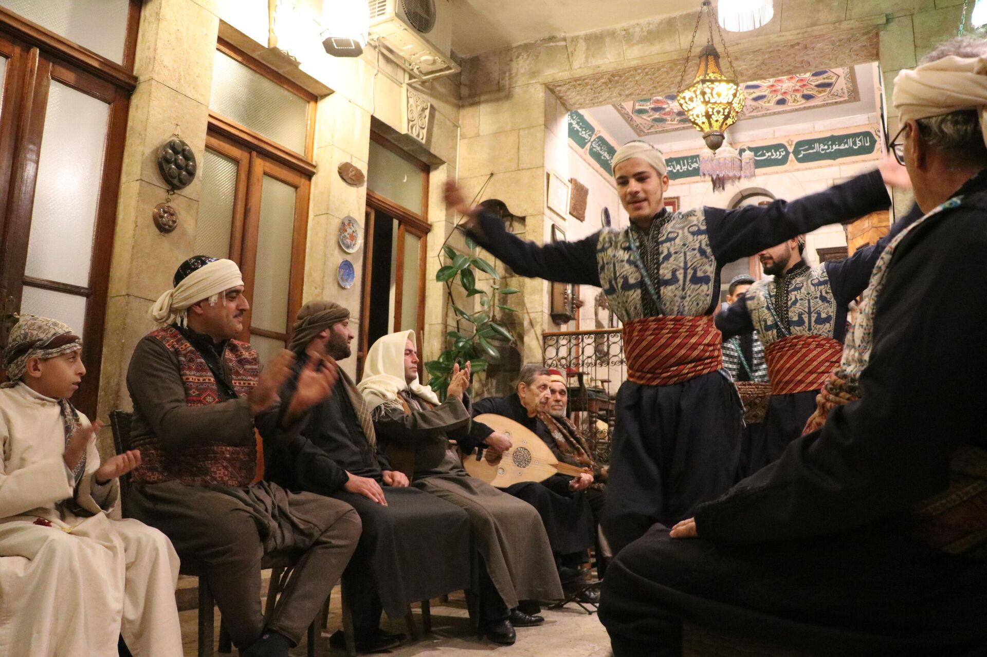 العكيد الحكواتي، غزوان بوسطه جي، في حي الجلوم في مدينة حلب القديمة، سوريا العكيد الحكواتي، غزوان بوسطه جي، في حي الجلوم في مدينة حلب القديمة، سوريا - سبوتنيك عربي, 1920, 08.02.2022